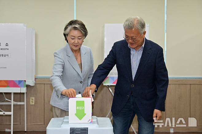 [양산=뉴시스] 차용현 기자 = 제21대 대통령 선거 사전투표일인 29일 오전 문재인 전 대통령과 김정숙 여사가 경남 양산시 하북면 주민자치센터에서 사전투표를 하고 있다. 2025.05.29.con@newsis.com