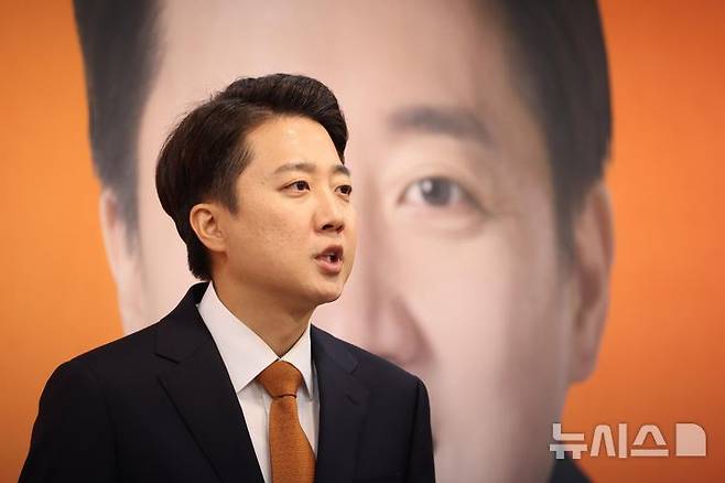 [서울=뉴시스] 조성봉 기자 = 이준석 개혁신당 대선후보가 29일 오전 서울 여의도 국회에서 열린 TV토론 당시 여성 신체 부위 언급에 대한 입장과 이재명 더불어민주당 후보 아들 의혹에 대한 긴급 기자회견에서 취재진의 질문에 답변하고 있다. 2025.05.29. suncho21@newsis.com