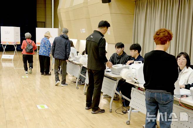[울산=뉴시스] 배병수 기자 = 제21대 대통령선거 사전투표가 시작된 29일 울산 울주군 온양읍 행정복지센터에 마련된 사전투표소에서 유권자들이 투표를 하고 있다 . 2025.05.29.bbs@newsis.com.