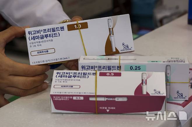 [서울=뉴시스] 정병혁 기자 = 지난해 10월17일 서울 강남구의 한 약국에 덴마크 제약사 노보노디스크가 개발한 비만치료제 ‘위고비’가 놓여 있다. '위고비'는 펜 모양 주사 1개로 주 1회, 1개월(4주)씩 투여하도록 개발된 덴마크 제약사 노보 노디스크의 비만 치료제로, 의사가 처방한 뒤 약사 조제·복약지도에 따라 쓰이는 전문의약품이다. .2024.10.17. jhope@newsis.com