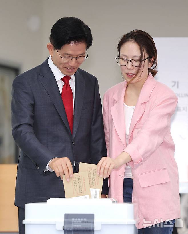 [인천=뉴시스] 권창회 기자 = 김문수 국민의힘 대선 후보가 29일 인천 계양구 계양1동 주민센터에서 딸 김동주 씨와 사전투표를 하고 있다. (공동취재) 2025.05.29. photo@newsis.com