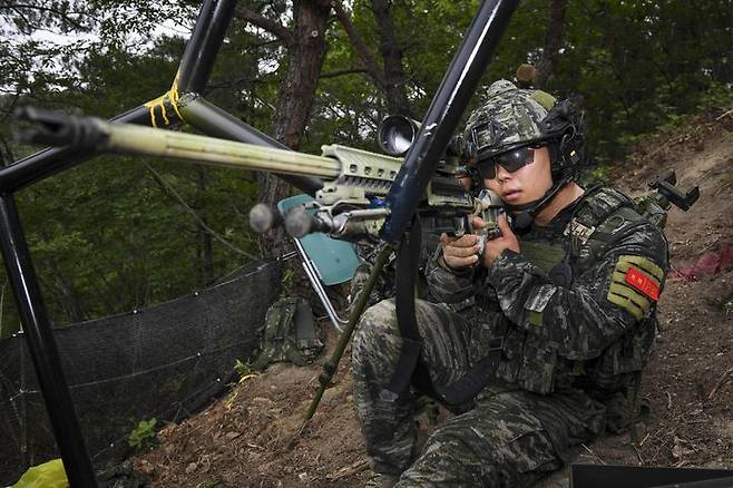 [서울=뉴시스] 해병대사령부는 지난 26일부터 30일까지 경북 포항 수성사격장에서 육·해·공군, 해병대와 미국, 필리핀, 호주 등 총 29개 팀의 저격수들이 참가한 가운데 제4회 해병대사령관배 저격수 경연대회를 실시하고 있다.사진은 제4회 해병대사령관배 저격수 경연대회에 참가한 해병대 저격수가 마름모 장애물을 이용한 제압사격을 위해 표적을 조준하고 있다. (사진=해병대사령부 제공) 2025.05.29. photo@newsis.com *재판매 및 DB 금지