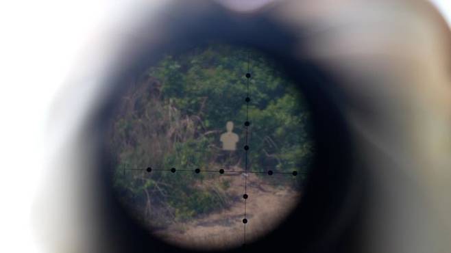 [서울=뉴시스] 해병대사령부는 지난 26일부터 30일까지 경북 포항 수성사격장에서 육·해·공군, 해병대와 미국, 필리핀, 호주 등 총 29개 팀의 저격수들이 참가한 가운데 제4회 해병대사령관배 저격수 경연대회를 실시하고 있다.사진은 제4회 해병대사령관배 저격수 경연대회에서 관측수 조준경을 통해 본 표적. (사진=해병대사령부 제공) 2025.05.29. photo@newsis.com *재판매 및 DB 금지