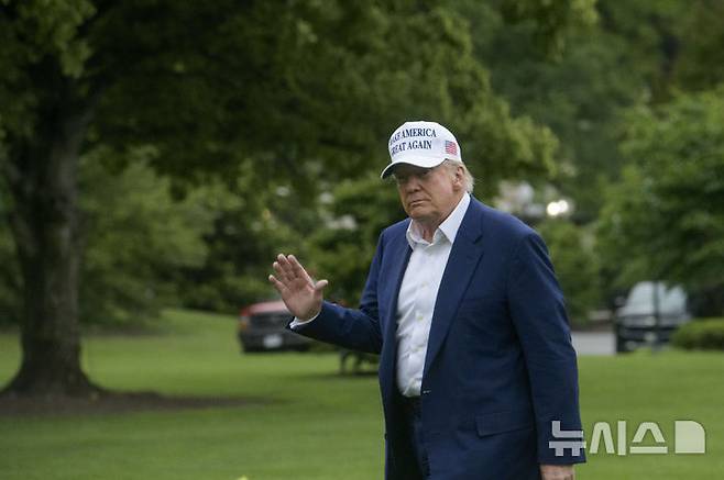 [워싱턴=AP/뉴시스] 도널드 트럼프 미 대통령이 지난 25일(현지 시간) 대통령 전용 헬리콥터 마린원으로 백악관 사우스론에 도착한 후 기자들에게 손을 흔들고 있다. 2025.05.29.