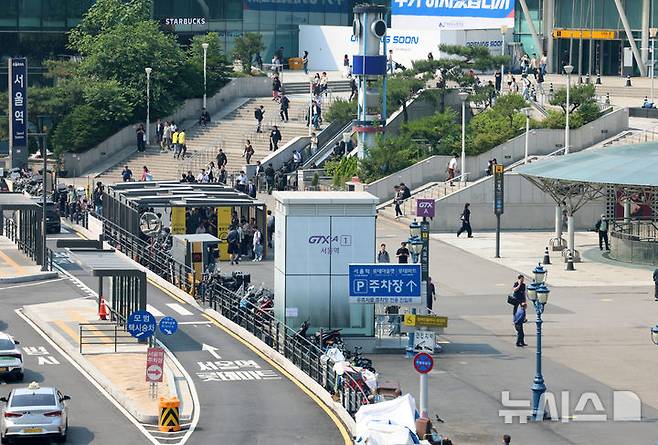 [서울=뉴시스] 이영환 기자 = 29일 서울 중구 서울역광장이 보이고 있다. 서울역광장 및 주변 도로가 오는 6월 1일부터 금연구역으로 지정된다. 금연구역은 서울역광장 및 역사 주변 약 4만3000㎡, 서울역버스종합환승센터 일원 약 1만3800㎡ 등 총 5만6800㎡ 규모다. 흡연자는 한국철도공사가 운영하는 서울역광장 내 흡연부스를 이용해야 한다. 지난 3월부터 계도기간을 운영했으며 6월부터는 서울역광장 금연구역 단속 전담반을 구성해 집중단속에 들어간다. 2025.05.29.  20hwan@newsis.com