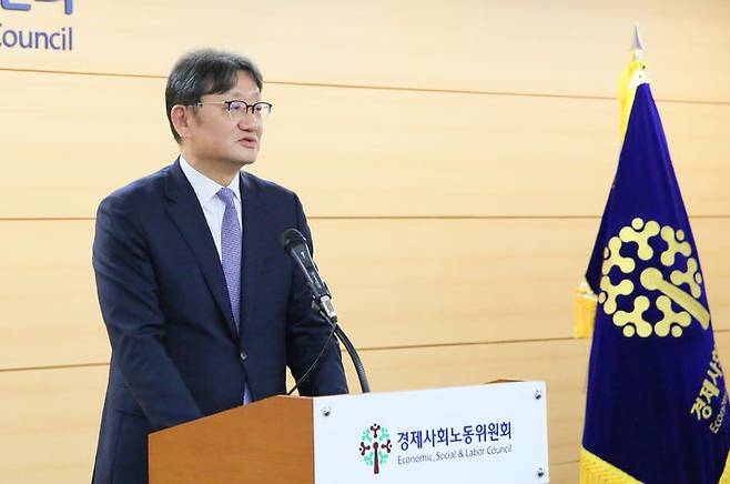 [서울=뉴시스] 김근수 기자 = 권기섭 경제사회노동위원회 위원장과 참석자 들이 지난해 10월 22일 오전 서울 종로구 경사노위 대회의실에서 열린 '공무원 근무시간면제심의 위원회 11차 전원회의'에서 최종 의결 이후 발언하고 있다. (사진= 경제사회노동위원회 제공) 2024.10.22. photo@newsis.com *재판매 및 DB 금지