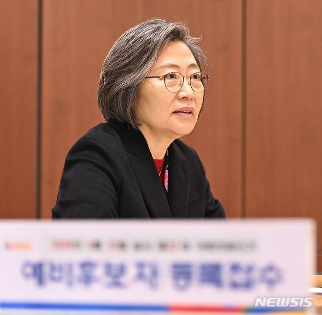 [수원=뉴시스] 김종택 기자 = 제22대 국회의원선거 예비후보자 등록이 진행중인 13일 경기도 수원시 영통구선거관리위원회에서 수원정 선거구에 출마하는 이수정 경기대학교 교수가 예비후보 등록을 하고 있다. 2023.12.13. jtk@newsis.com