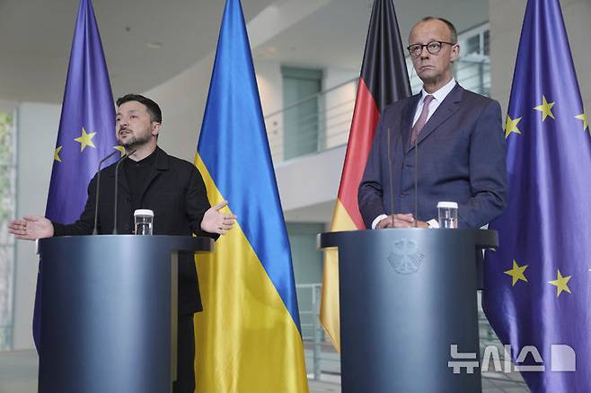 [베를린=AP/뉴시스] 볼로디미르 젤렌스키(왼쪽) 우크라이나 대통령과 프리드리히 메르츠 독일 총리가 28일(현지 시간) 베를린 총리실에서 공동 기자회견하고 있다. 메르츠 총리는 우크라이나의 장거리미사일 자체 생산을 돕겠다고 밝혔다. 2025.05.29.