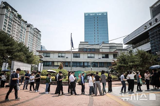 [서울=뉴시스] 정병혁 기자 = 제21대 대통령선거 사전투표 첫 날인 29일 서울 영등포구 영등포아트홀에 설치된 사전투표소를 찾은 유권자들이 투표를 하기위해 줄 서 있다. 2025.05.29. jhope@newsis.com