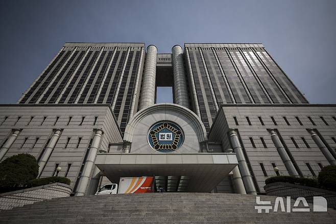 [서울=뉴시스] 정병혁 기자 = 저가의 중국산 감시장비를 국내 중소기업 직접생산 제품으로 둔갑시키고 2배가 넘는 가격으로 납품해 폭리를 취한 혐의로 재판에 넘겨진 군납업자들이 1심에 이어 2심에서도 무죄를 선고받았다. 사진은 서울 서초구 서울고등법원. 2025.05.08. jhope@newsis.com