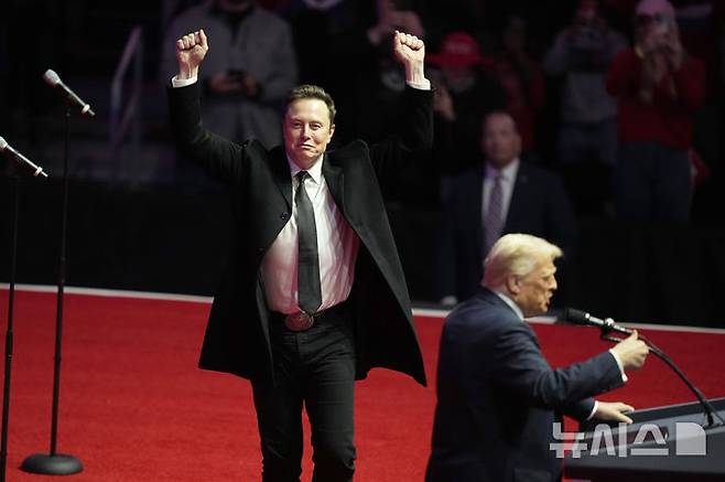 [워싱턴=AP/뉴시스] 일론 머스크 테슬라 최고경영자(CEO)가 19일(현지 시간) 워싱턴에서 열린 대통령 취임식 전야 집회에 참석해 인사하고 있다. 2025.01.20.