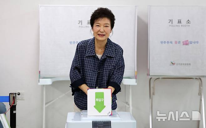 [대구=뉴시스] 이무열 기자 = 박근혜 전 대통령이 29일 대구 달성군 유가읍 행정복지센터에 마련된 제21대 대통령선거 사전투표소에서 투표하고 있다. 2025.05.29. lmy@newsis.com