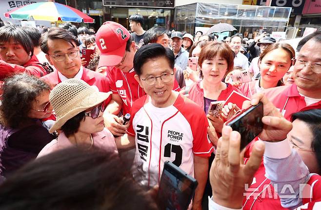 [인천=뉴시스] 권창회 기자 = 김문수 국민의힘 대선 후보가 29일 인천 남동구 모래내시장을 방문해 시민 및 상인들과 인사를 나누고 있다. (공동취재) 2025.05.29. photo@newsis.com