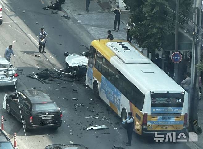 [광주=뉴시스] 29일 오후 3시14분께 광주 남구 주월동 봉선로(봉선동 방면) 편도 3차로 중 3차선 남구청 정류장 앞에서 시내버스가 승용차를 들이받았다. (사진=독자 제공) 2025.05.29. photo@newsis.com