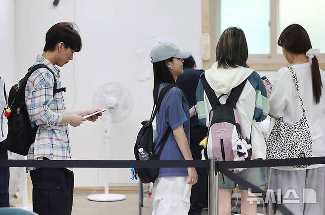 [서울=뉴시스] 김진아 기자 = 제21대 대통령선거 사전투표가 시간된 29일 서울 서대문구 구 신촌동주민센터에 마련된 사전투표소에서 대학생 유권자들이 투표를 하기위해 줄을 서고 있다. 2025.05.29. bluesoda@newsis.com