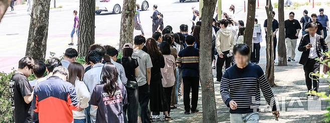 [서울=뉴시스] 정병혁 기자 = 제21대 대통령선거 사전투표 첫 날인 29일 서울 영등포구 여의동주민센터에 설치된 사전투표소를 찾은 유권자들이 투표를 하기 위해 줄 서 있다. 2025.05.29. jhope@newsis.com