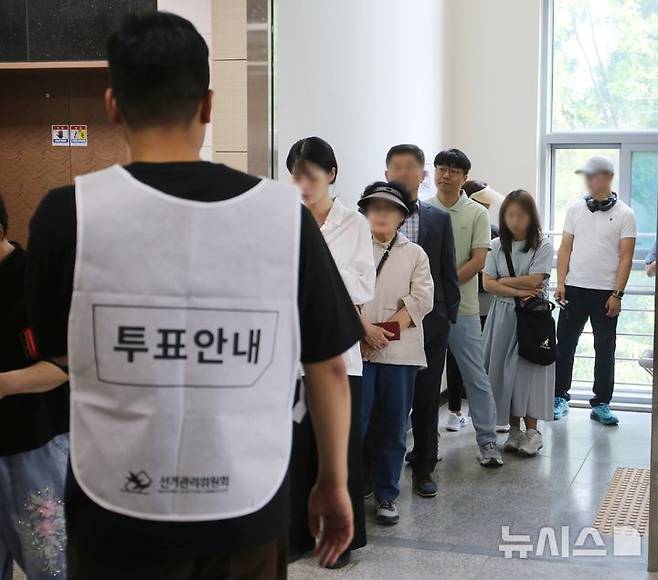 [청주=뉴시스] 서주영 기자 = 21대 대통령 선거 사전투표 첫날인 29일 충북 청주시 율량사천 행정복지센터에서 시민들이 사전투표를 하기 위해 순서를 기다리고 있다. 2025.05.29. juyeong@newsis.com