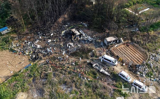 [포항=뉴시스] 이무열 기자 = 29일 오후 1시 52분께 경북 포항시 남구 동해면 신정리 인근 한 야산에 해군 항공사령부 소속 P-3 해상초계기가 추락해 군과 소방 당국 등 관계기관이 현장 수습을 하고 있다. 2025.05.29. lmy@newsis.com