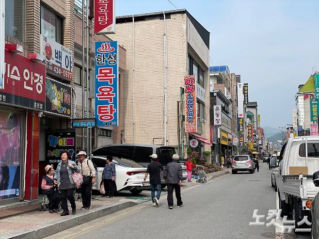 강원특별자치도 내 인구감소지역으로 선정된 평일 한낮의 홍천군 홍천읍 거리. 홍천=최보금 기자