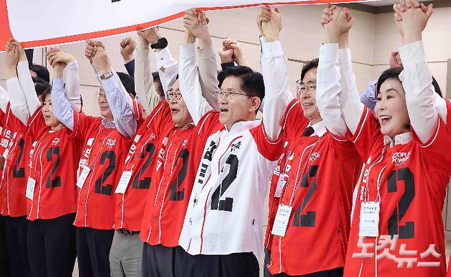 국민의힘 부산선대위는 29일 오전 10시, 남구 대연4동 행정복지센터 사전투표소에서 정동만 총괄선대위원장을 비롯한 주요 당직자 10여 명이 함께 투표에 참여한다. 황진환 기자