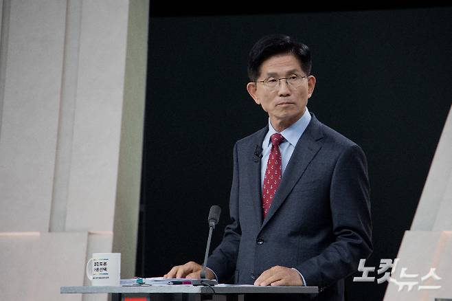 국민의힘 김문수 대선 후보가 27일 서울 마포구 상암동 MBC 스튜디오에서 진행된 정치 분야 TV토론회에 참석해 있다. 국회사진기자단