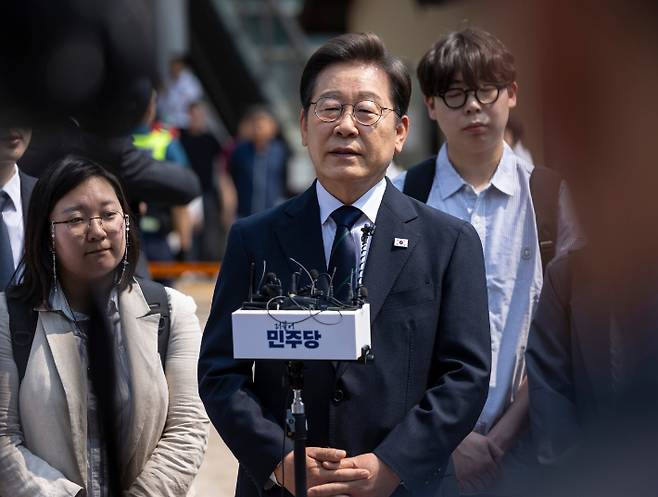 더불어민주당 이재명 대선후보가 21대 대통령선거 사전투표 첫날인 29일 서울 서대문구 신촌동 주민센터에서 투표를 마친 뒤 취재진과 인터뷰에서 질문에 답하고 있다. 연합뉴스