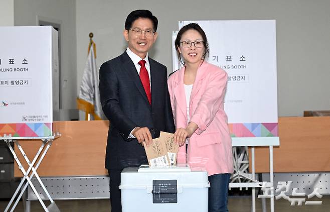 김문수 국민의힘 대선후보가 외동딸 동주씨와 함께 29일 오전 인천 계양1동 주민센터에서 제21대 대통령 선거 사전투표를 하고 있다. 황진환 기자