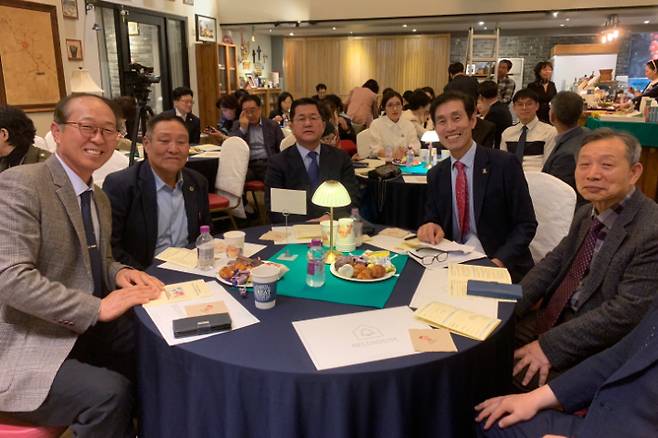 디아코니아세계선교회 장병섭 총재(우측 두 번째)와 내빈들이 기념촬영을 하고 있다. 디아코니아세계선교회 제공