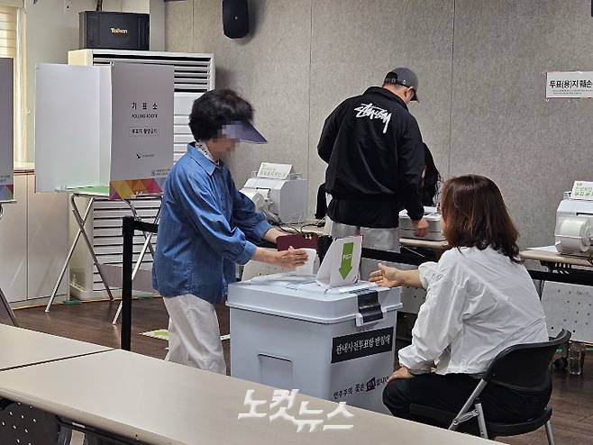 제21대 대선 사전투표 첫날인 29일 오전 부산 대연4동 사전투표소 모습. 김혜민 기자