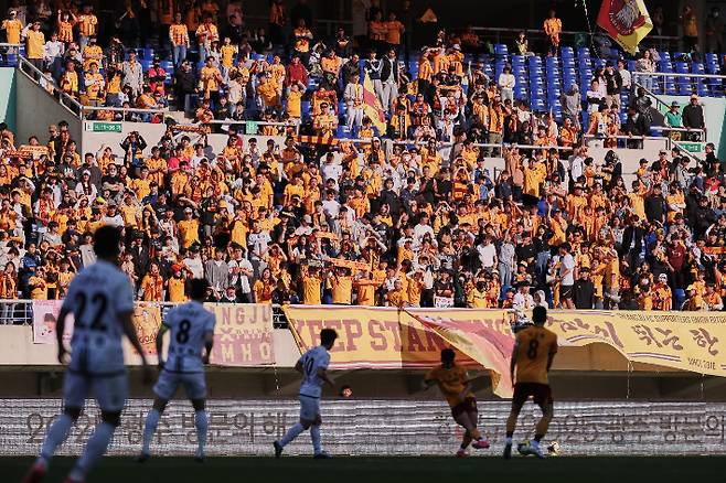 프로축구 광주FC의 경기를 관람 중인 팬들. 광주FC 제공