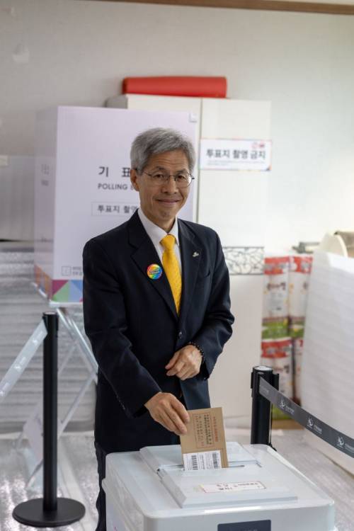 권영국 민주노동당 대선 후보는 29일 오전 7시40분 전남 여수 주삼동 주민센터 투표소에서 사전 투표를 했다. 민주노동당 제공
