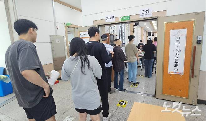 21대 대통령선거 사전투표가 실시되는 29일 오전 청주시 흥덕구 강서1동 행정복지센터 3층에 설치된 사전투표소 입구에서 대기하는 시민들. 임성민 기자