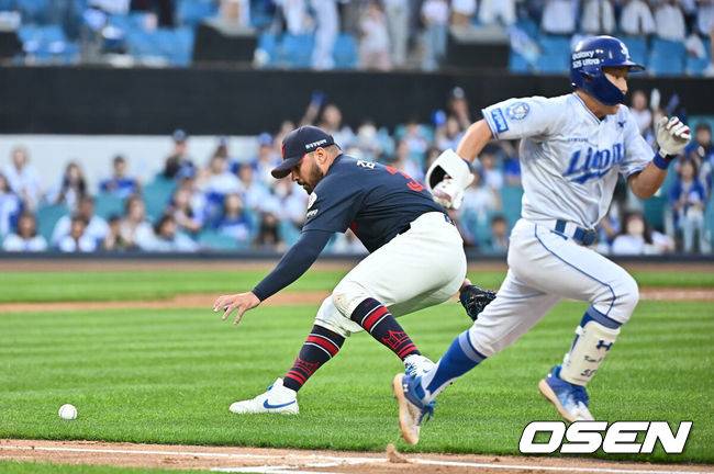 [OSEN=대구, 이석우 기자] 27일 대구삼성라이온즈파크에서 2025 신한 SOL 뱅크 KBO 리그 삼성 라이온즈와 롯데 자이언츠의 경기가 열렸다. 홈팀 삼성은 후라도가, 방문팀 롯데는 감보아가 선발 출전했다. 롯데 자이언츠 감보아가 2회말 1사 만루 삼성 라이온즈 김지찬의 투수 오른쪽 내야 타구를 잡고 있다. 결과는 세이프. 2025.05.27 / foto0307@osen.co.kr