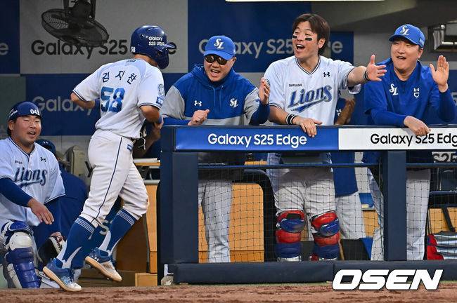 [OSEN=대구, 이석우 기자] 27일 대구삼성라이온즈파크에서 2025 신한 SOL 뱅크 KBO 리그 삼성 라이온즈와 롯데 자이언츠의 경기가 열렸다. 홈팀 삼성은 후라도가, 방문팀 롯데는 감보아가 선발 출전했다. 삼성 라이온즈 김지찬이 2회말 2사 2,3루 김성윤 타석때 롯데 자이언츠 감보아의 폭투를 틈타 득점을 올리고 하이파이브를 하고 있다. 2025.05.27 / foto0307@osen.co.kr