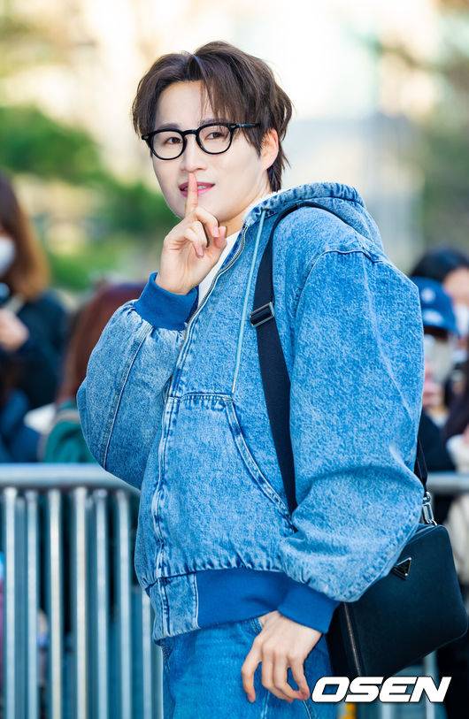 [OSEN=민경훈 기자] 15일 오전 서울 영등포구 여의도동 KBS 신관에서 KBS 2TV ‘뮤직뱅크’ 리허설이 진행됐다.가수 김희재가 포즈를 취하고 있다. 2024.03.15 /rumi@osen.co.kr