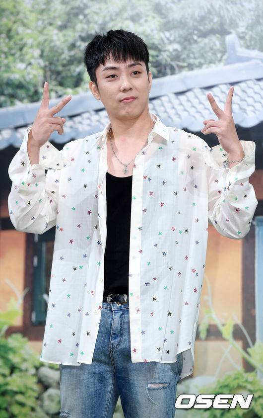 [OSEN=민경훈 기자] 2일 오후 서울 강남구 논현동 임피리얼 팰리스 서울에서 MBN 신규 예능 프로그램 ‘자연스럽게’ 제작발표회가 열렸다.은지원이 무대 위로 입장하며 포즈를 취하고 있다. /rumi@osen.co.kr