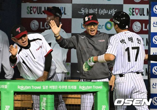 [OSEN=잠실, 지형준 기자] 29일 오후 서울 잠실구장에서 ‘2025 신한 SOL Bank KBO리그’ LG 트윈스와 한화 이글스의 경기가 열렸다.이날 LG는 손주영, 한화는 라이언 와이스를 선발투수로 내세웠다.7회말 2사 1,2루에서 LG 박해민이 김현수의 역전 1타점 우전 적시타에 홈을 밟고 염경엽 감독과 하이파이브를 하고 있다. 2025.05.29 /jpnews@osen.co.kr
