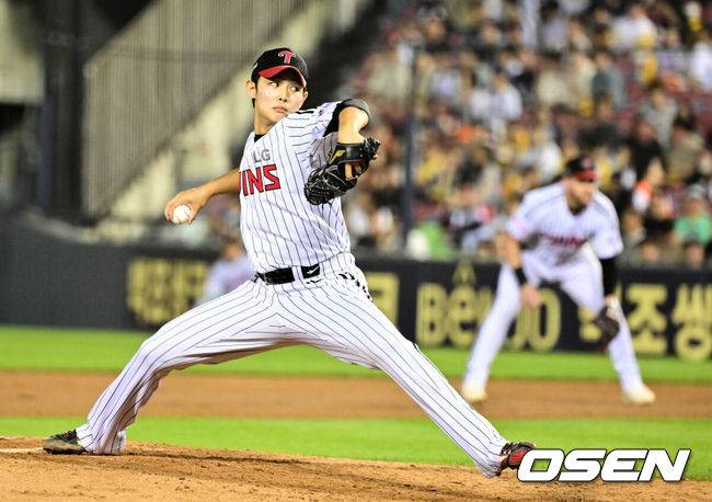 [OSEN=잠실, 지형준 기자] 29일 오후 서울 잠실구장에서 ‘2025 신한 SOL Bank KBO리그’ LG 트윈스와 한화 이글스의 경기가 열렸다.이날 LG는 손주영, 한화는 라이언 와이스를 선발투수로 내세웠다.9회초 LG 김영우가 역투하고 있다. 2025.05.29 /jpnews@osen.co.kr