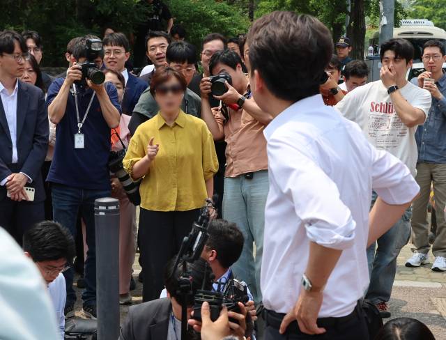 ▲개혁신당 이준석 대선 후보가 28일 서울 여의도공원에서 유세를 마치고 백브리핑을 하던 중 한 시민으로부터 전날 TV토론회에서 여성 신체에 대한 폭력적 표현을 언급한 것과 관련해 항의받고 있다. ⓒ연합뉴스