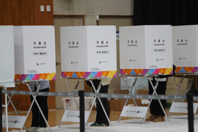 ▲제21대 대통령선거 사전투표 첫날인 29일 오후 4시 기준 사전투표율이 20대 대선보다 약 2%포인트 오른 15.72%로 집계됐으며 대전지역은 14.93%의 투표율을 기록했다. ⓒ연합뉴스