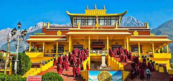 다람살라 계도 사원법당에 기도하러 들어가는 라마승들.