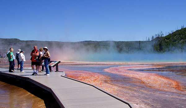 뜨거운 온천에도 생물이 산다. 옐로스톤의 지하에서 마그마가 부글부글 끓으면서 데워진 뜨거운 물이 암석의 좁은 틈으로 분출되어 온천이 되거나 진흙 열탕이 된다. 손을 담그기 어려운 뜨거운 물에서 미생물들이 생존한다니 놀라지 않을 수 없다.