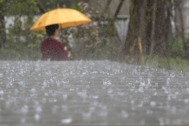 지난 16일 서울 중구 서울시청 앞에 강한 비가 쏟아지고 있다. 뉴시스