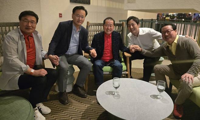 국민의힘 특사단이 지난 19일 미국 하와이 빅아일랜드 모처에서 홍준표 전 대구시장과 회동하고 있다. 김대식 의원실 제공