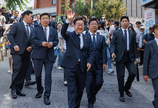 이재명 더불어민주당 대선후보가 제21대 대통령 선거 사전투표 첫날인 29일 서울 서대문구 신촌동 주민센터 투표소에서 사전투표를 마치고 나와 손을 들어 시민들에게 인사하고 있다.    공동취재