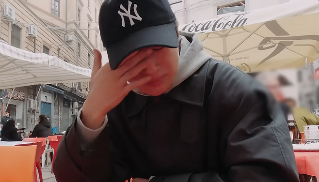 배우 변우석이 이탈리아 거리 한복판에서 갑자기 눈물을 쏟았다. 유튜브 채널 ‘VARO Playlist’ 캡처