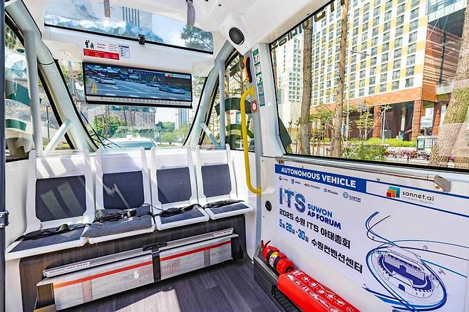 ‘2025 수원 ITS 아태총회’에서 시승행사가 이뤄진 자율주행 버스 내부. 수원시 제공