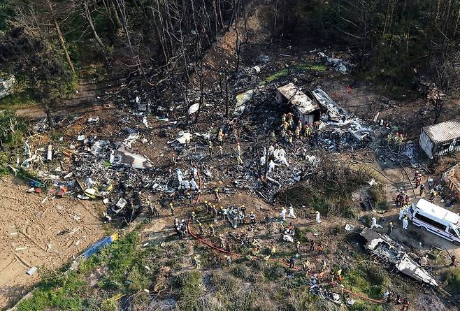 29일 오후 1시 52분께 경북 포항시 남구 동해면 신정리 인근 한 야산에 해군 항공사령부 소속 P-3 해상초계기가 추락해 군과 소방 당국 등 관계기관이 현장 수습을 하고 있다. 연합뉴스