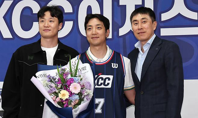 허훈(가운데)이 29일 서울 강남구 KBL센터에서 열린 프로농구 KCC 입단식에서 형 허웅(왼쪽), 이상민 감독과 함께 기념촬영을 하고 있다. 뉴시스