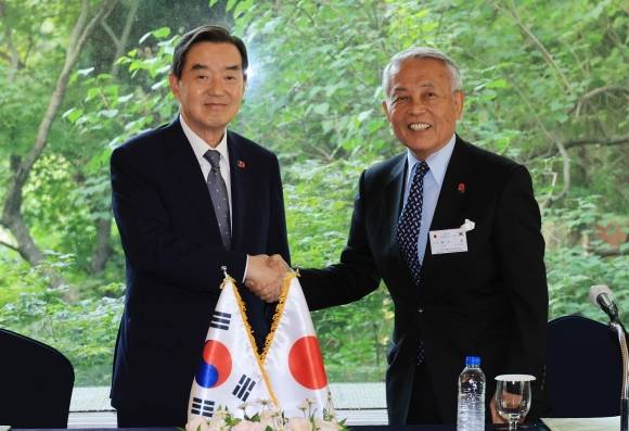 김윤(왼쪽) 한일경제협회 회장과 아소 유타카 일한경제협회 부회장이 28일 서울 중구 롯데호텔에서 열린 제57회 한일경제인회의에서 공동성명 채택에 앞서 악수하고 있다. 연합뉴스